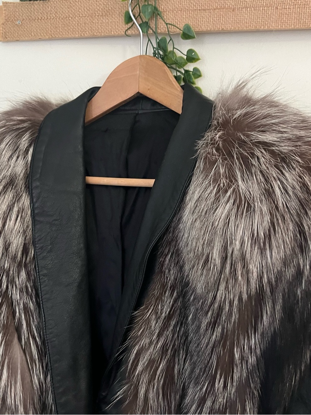 Saga Fox Fur Coat Vintage/ Leather Sleeves/ Canada/ Clean/ Like New - Picture 9 of 14